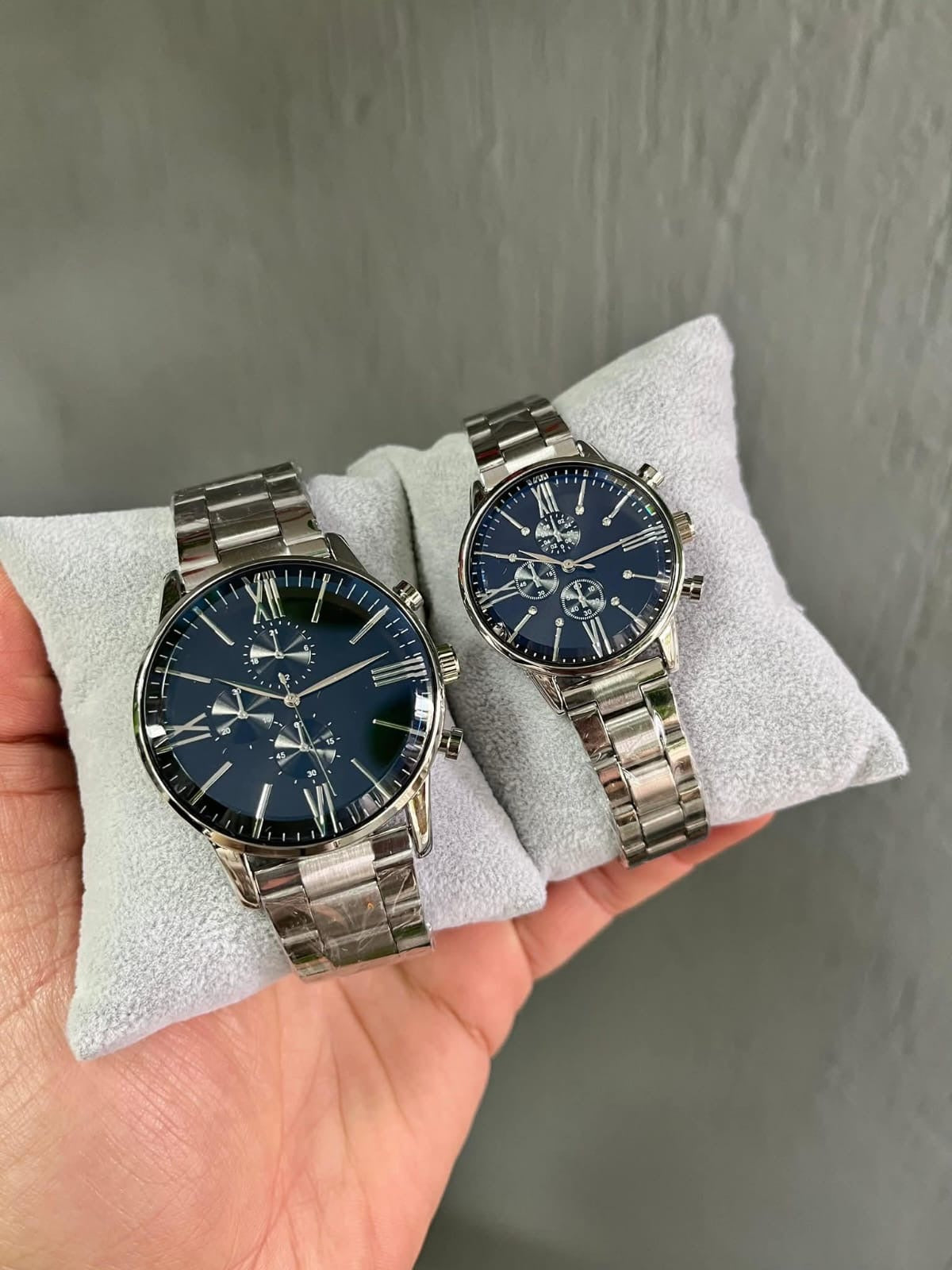 YAZISIZ ARMANI DIŞI GÜMÜŞ İÇİ MAVİ ÇİFT SAATİ (ERKEK+BAYAN)