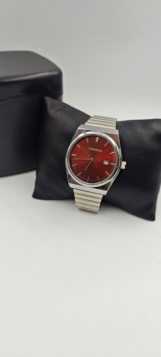 CASİO VİNTAGE DIŞI GÜMÜŞ İÇİ KIRMIZI SAAT