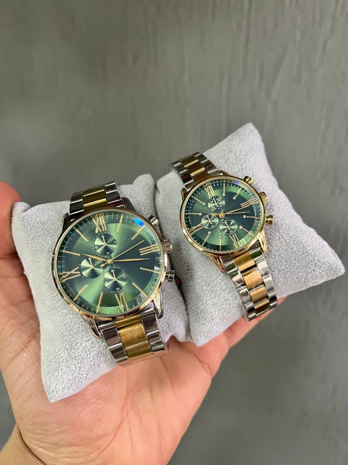 YAZISIZ ARMANI ÇİFT RENK İÇİ YEŞİL ÇİFT SAAT (ERKEK+BAYAN)