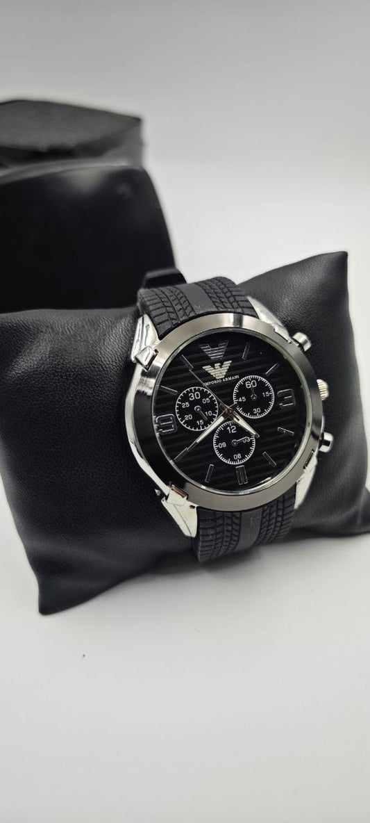 EMPOROİ ARMANI PLASTİK KORDON SİYAH SAAT